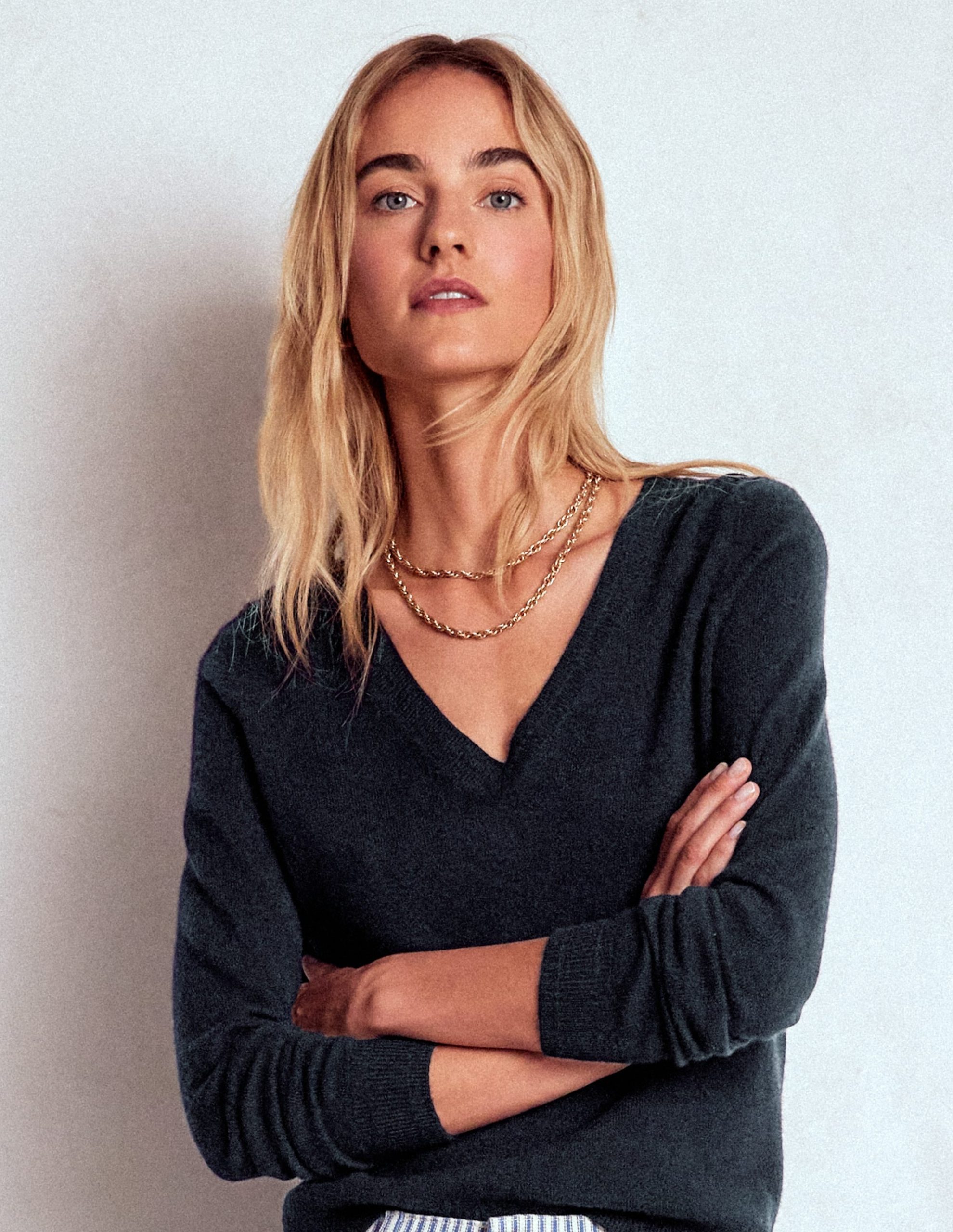 Eva Cashmere V-Neck Sweater-Navy - Image 4